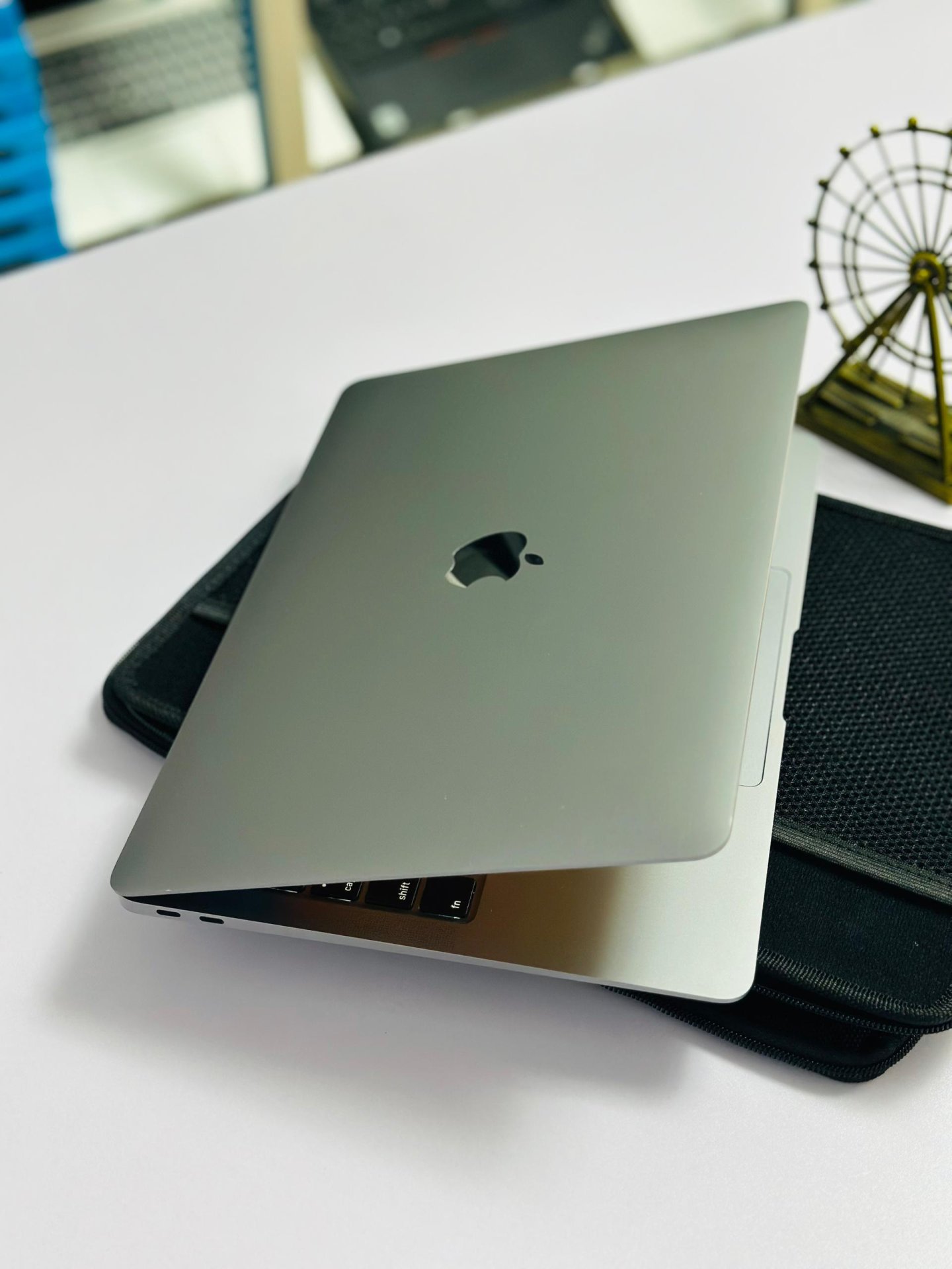 Vignette 3 : MACBOOK AIR 2020 Core i5 16Go RAM SSD 256Go État Bien Clean Garantie 1 Mois